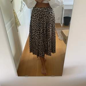 En längre kjol från hm i leopard mönster. Kjolen är i storlek 32 men är stor i storleken så den fungerar för mig som i vanliga fall är en 34/36. Den är använd vid få tillfällen och är därför i ett väldigt bra skick utan några anmärkningar.