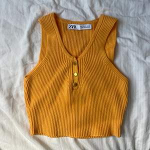 Orange stickad croptop från Zara