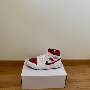 Jordan 1 Mid Reverse Chicago  - Hej. Säljer nu dessa Jordans! // Skorna är helt nya, alltså oanvända! /// Orginalbox samt alla Orginaldelar följs med vid köp! /// Bara att kontakta mig för mer information eller intresse! 😁