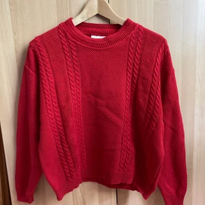 Stickad tröja  - Kabelstickad tröja i bomull