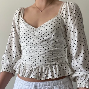 Prickig blus från Bik Bok - Köparen står för frakt. Använd 3 gånger.