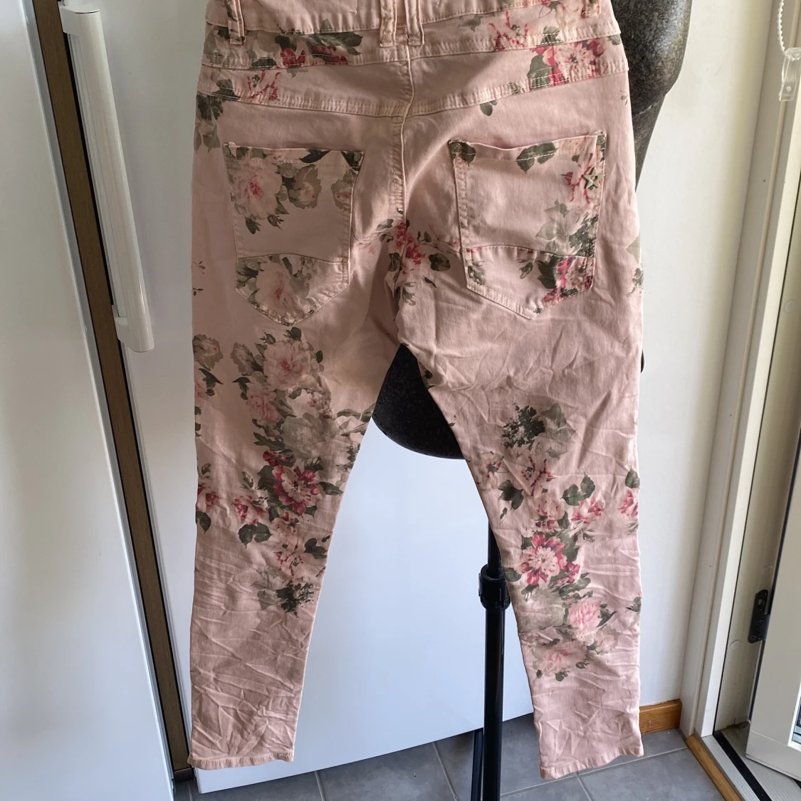 Blommiga jeans stl s - 1