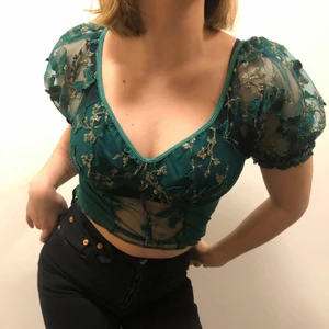 Spets top - Säljer min jätte gulliga spets top med små fjärilar med fjärilar och plagget har aldrig använts. Passar en person med stolek XS och S. Köparen står för frakten :))