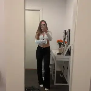 Svarta utsvängd twillbyxa low waist jeans från h&m i stl 36, endast provad. Köparen står för frakten💗