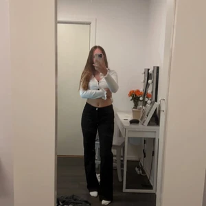 svarta Utsvängd twillbyxa low waist  - Svarta utsvängd twillbyxa low waist jeans från h&m i stl 36, endast provad. Köparen står för frakten💗