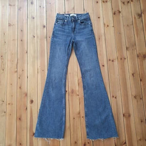 Flared denim jeans (MÄRKE=MANGO) - Mid rise flare jeans från mango, i bra skick och mycket fin färg.