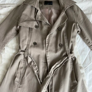 Kappa Vero Moda  - Tunn kappa från Vero moda. Använd men fint skick! 