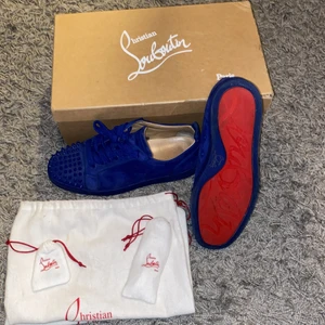 Christian Louboutin low - Ett par blåa Louboutin skor nypris ca 8000kr i 8/10 skick inte alls mycket slitning på översidan lite på sulan. Kan mötas i Stockholm. Kan skicka fler bilder och videos om du vill legit checka dem. Stora i storleken kan passa en liten 42a eller 41,5. Kan tänka mig byta mot något också.  