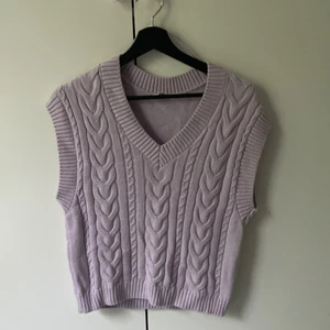 Lila väst - Super fin lila väst💞 använd Max 5 gånger och i super fin kvalite💞tröjan är från Cubus och är helt slutsåld💞 jag är på mos 30 juli så kan mötas upp där💞
