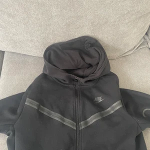 Nike tetch fleece  - Säljer dena Nike tetch fleece i bra sick 