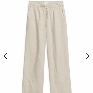 Arket linnebyxor  - Linnebyxor från arket, slutsålda. Köptes för 590 men säljer för 350kr. 