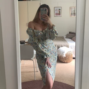 Blommig långklänning - Storlek 38. Frakt diskuteras vid intresse.