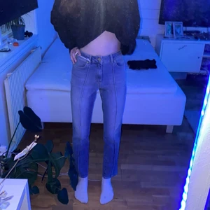 Jeans - Storlek 26 Detalj mitt på benen 