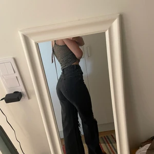 Gråa oversized jeans! - Snygga oversized brallor från bershka, jag är XS och de sitter bra på mig! Det är slitningar vid knäna som gör att de sitter extra bra🥰