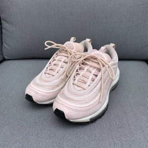 Rosa Nike Air Max 97 - Nikeskor i väldigt gott skick, behövs bara putsas upp lite sen är dem som nya. Kan skicka mer bilder på sula etc om det önskas. 
