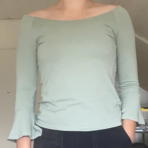 Grön grå tunika - Den är i storlek L men passar mig som är storlek S-M. Tröjan är köpt från Bik Bok och är sällan använd av mig. Kontakta mig vid köp💕