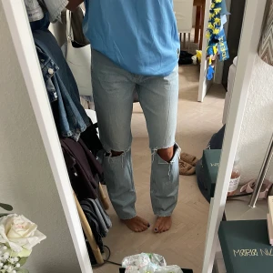 Blå jeans - Såååå snygga jeans med hål! Långa (jag är 172), så najs passform och fin färg.