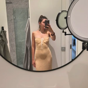 Stickad klänning Zara - Ljusgul/beige stickad sommardröm från Zara! Aldrig använd. 