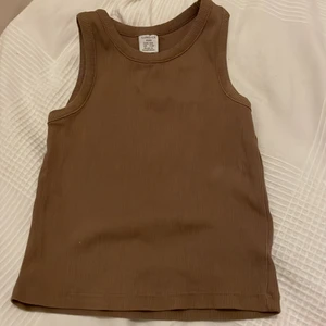 Topp - En topp som är från Lindex som är i storlek 8-10 men jag använder den och är 13 år och är 170cm lång. Köpte för 120kr tror jag så säljer för 40kr + frakt 26kr frimärken ( inte spårbart )