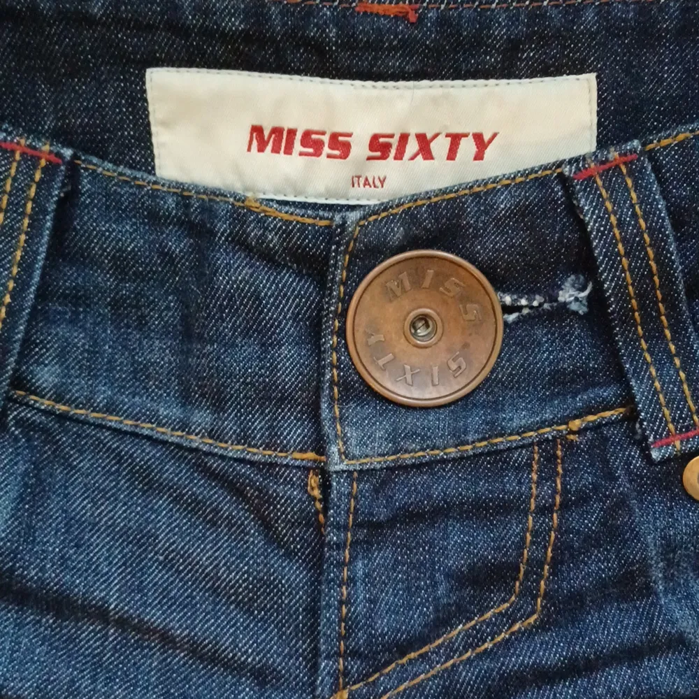 Snygga minishorts från miss sixty. Passar bra på mig som brukar ha ungefär 27/28. Dom är väldigt korta och lågmidjade. Säljer eftersom de tyvärr inte används så myk. Har man frågor så är det bara att skriva<3. Shorts.