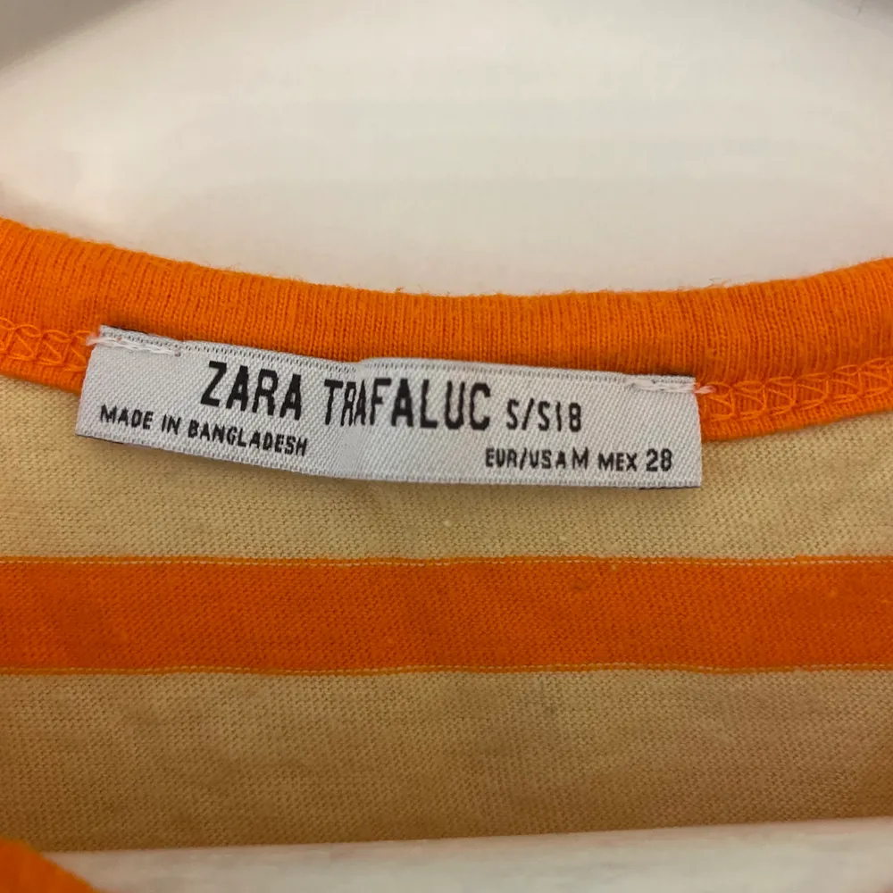 En jättefin orange/gul randig t-shirt från Zara i storlek S. Säljes för 50 kr+frakt. T-shirts.