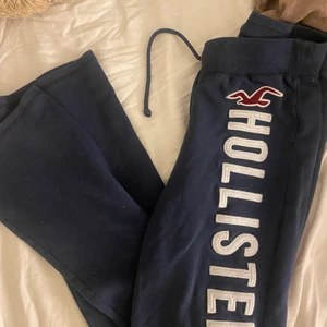 Mjukisbyxor hollister - Aldrig använda då jag köpte de för små och kan därmed inte skicka en rättvis bild med byxorna på. De är i storlek XS ❤️ pris kan diskuteras! 