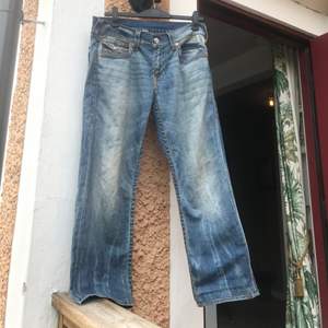 Säljer dessa vintage True Religion jeans i Jätte bra skick! Sjukt najs fade och lägger sig perfekt över skon. Waist 32 ytterbenslängd 96cm. Kontakta vid frågor eller intresse! Kan gå ner lite i pris vid en smidig affär! Tar EJ köp via Köp Nu funktionen!