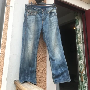 True Religion Jeans! - Säljer dessa vintage True Religion jeans i Jätte bra skick! Sjukt najs fade och lägger sig perfekt över skon. Waist 32 ytterbenslängd 96cm. Kontakta vid frågor eller intresse! Kan gå ner lite i pris vid en smidig affär! Tar EJ köp via Köp Nu funktionen!