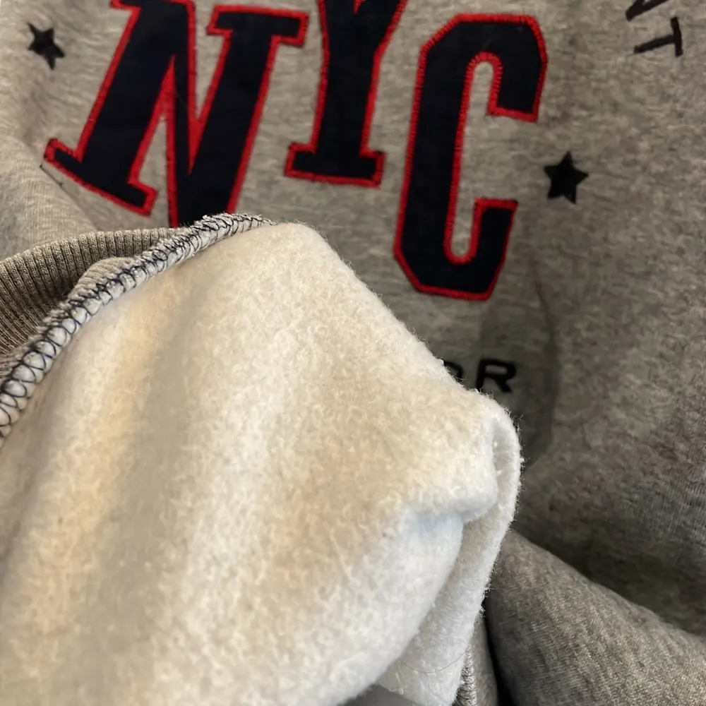 Säljer denna gråa hoodie med NYC tryck på, knappast använd och i mycket fint skick med mjukt tyg. Köparen står för frakten (spårbar)😇💓. Hoodies.
