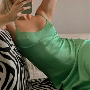 🌴 GRÖN ZARAKLÄNNING 🌴 - Så drömmig, supertrendig och slutaåld grön klänning i satin från zara. Köpte här på plick men tyvärr är den för liten för mina bröst. (C kupa för referens). Köparen str för frakt. Förra ägaren hade bara använt en gång och jag 0 så är i princip ny. 