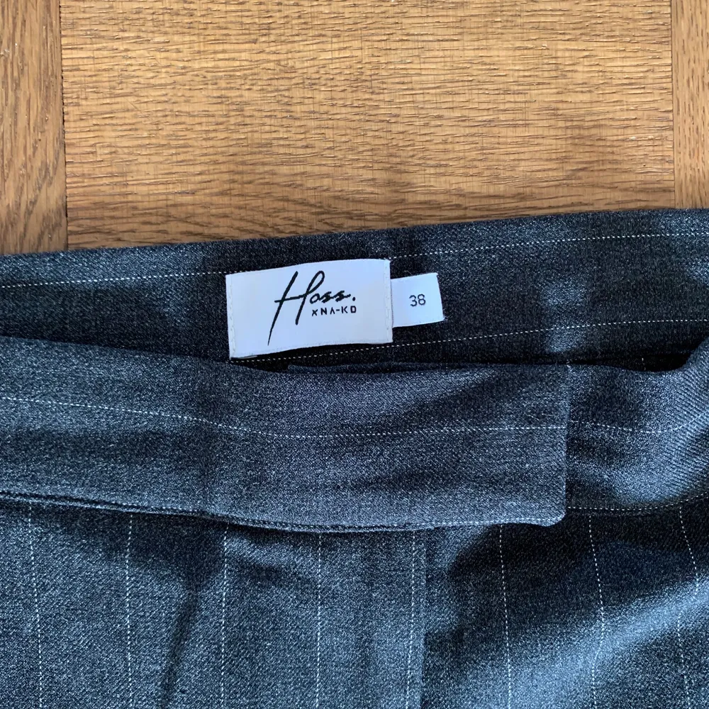 Mörkgrå randiga kostymbyxor från Hoss x NA-KD i storlek 38. Endast använda 1 gång! . Jeans & Byxor.
