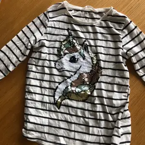 En Unicorn tröja från H&M. Den passar 9-10 åringar. Den är i bra skick och paljetterna är vänd bara. Köparen hämtar hos säljaren eller så står köparen för frakten. 
