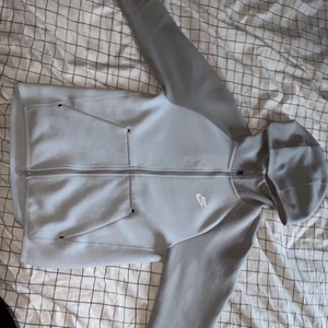 Nike tech fleece - Säljer min Nike tech fleece som är i jätte bra skick. Det är den gamla modellen som många letar efter. Det är storlek XS