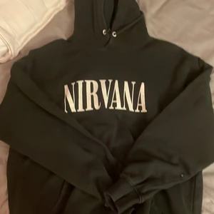 Nirvana Hoodie - Knappt använd oversized Nirvana hoodie i fint skick, pris kan diskuteras 