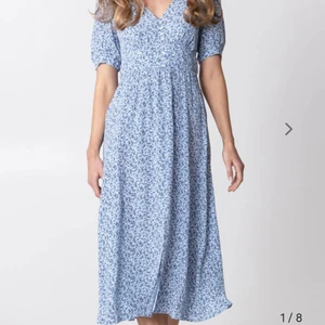 Volangklänning  - Slutsåld ny och oanvänd volangklänning från Indiska med tagg kvar på. Inköpt för 699kr