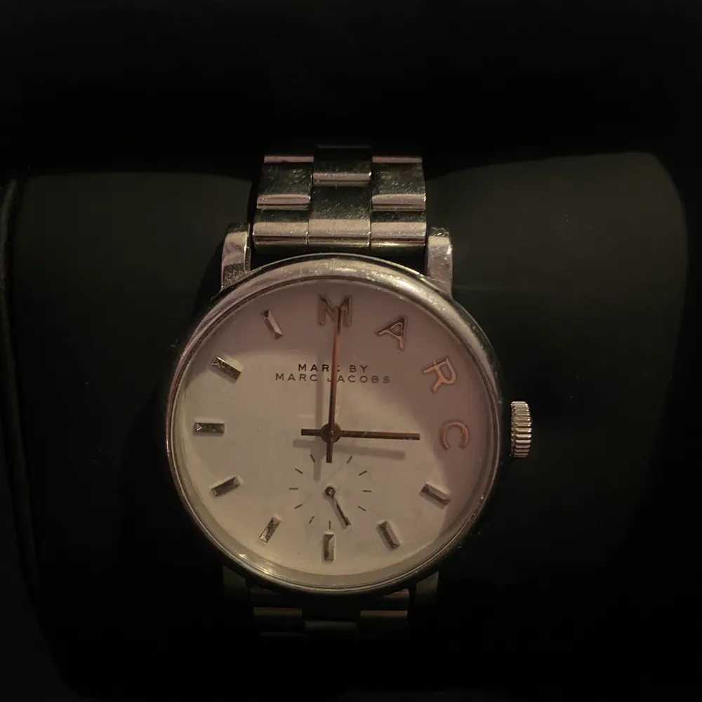Säljer denna silvriga klocka ifrån Marc Jacobs. Batteri behöver bytas. Kommer i ursprunglig ask. Du som köpare står för frakt😊. Accessoarer.