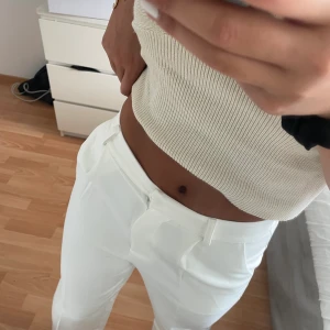 Midwaist kostymbyxor  - Skitsnygga kostymbyxor från nakd! Använda 2-3 ggr i superbra skick! De är inte alls genomskinliga. Säljer då de ej kommer till användning. Nypris 499 kr mitt pris 220 kr + frakt💓