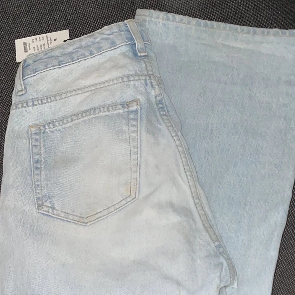 Fina jeans  i storlek S är nästan helt nya men har en liten fläck på bakre benet och är lite  förstora för mig 💙. Jeans & Byxor.