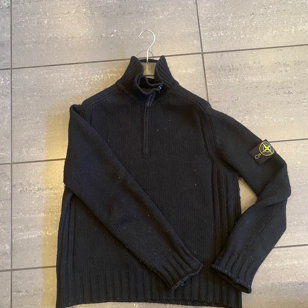 Svart vintage stone island som passar storlek M. 7/10 cond. Köparen står för frakt 📦 . Tröjor & Koftor.