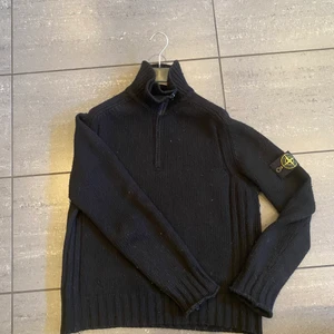 Vintage stone island halfzip - Svart vintage stone island som passar storlek M. 7/10 cond. Köparen står för frakt 📦 