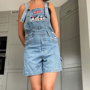 Hängslebyxor  - Söta och sköna hänglebyxor i storlek medium❤️💙🤍