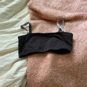 Topp från linn alhborgs kollektion - En mörkblå jätte croppad topp från LXA i storlekn XXS 100kr + frakt som kan delas på 