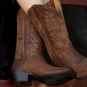 Ariat Cowboy boots - Säljer ett par näst intill oanvända cowboyboots (använda en gång) då jag köpte de i fel storlek. Nypris för de va 2500kr. Riktigt snyggt att ha till kjol eller klänning!
