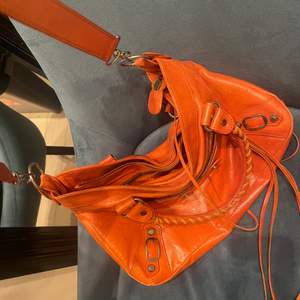 Balenciaga inspirerad väska. Sjukt cool orange färg.  