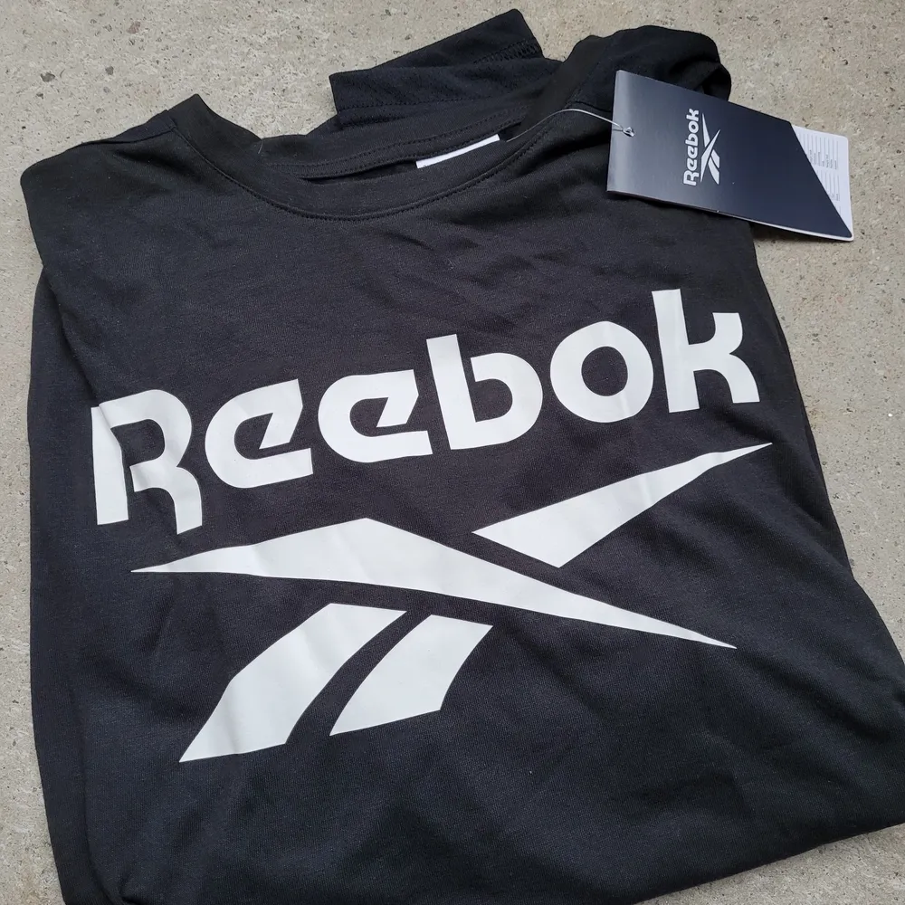 Lätt Träningströja från Reebok (äkta) svart  Ventilerande mesh i  ryggen Herrstorlek S Ny! aldrig provad, lappparna kvar. Frakt tillkommer.. Hoodies.