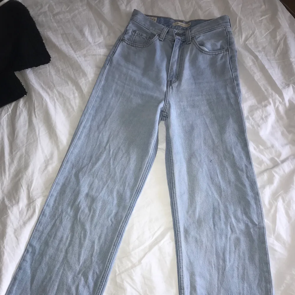 Ljusblå Levis jeans i modellen high loose Säljer då dom tyvärr är för små för mig. Köpta här på Plick men de är varken använda av mig eller förra ägaren så dom är i nyskick👌🏼😍 . Jeans & Byxor.