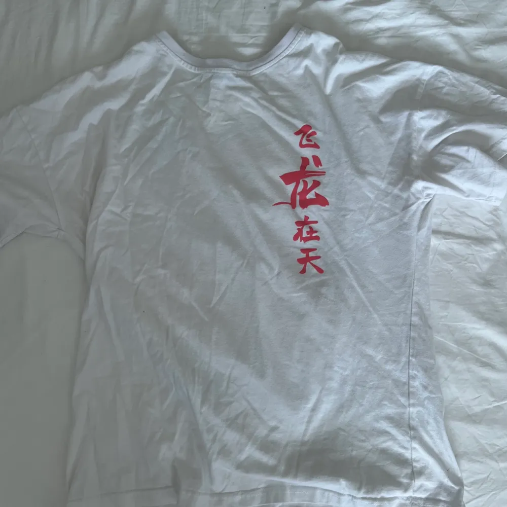 En vit T-shirt i storlek M med tryck på ryggen. Fint skick. 60kr + frakt 49kr 🤍. T-shirts.