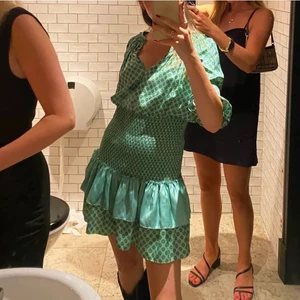 Sandro klänning - Intressekoll på min så fina och slutsålda klänning från Sandro! Det är storlek 34 men skulle säga att den även passar 36 pga att den är lite stretchig. Pris kan diskuteras