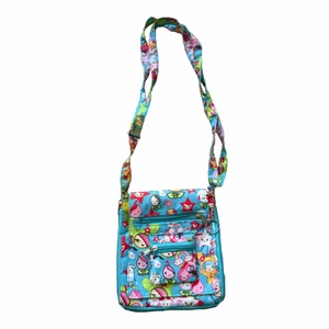 Tokidoki Axelremsväska  - !-50%!Söt turkos axelremsväska från Tokidoki med flerfärgat tryck! I fint skick!💕 MÅTT// Bredd-18cm Höjd-21cm