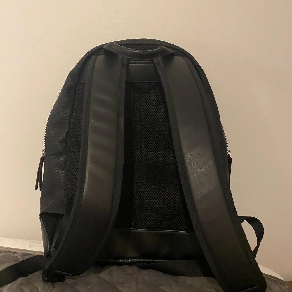 En snygg ryggsäck från Tommy Hilfiger gjort av läder. Nypris 1200. Fraktas.. Laukut & Käsilaukut.